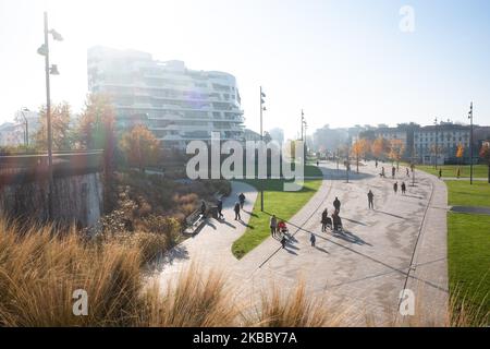 Vista del Parco CityLife con residenze Hadid sullo sfondo, Milano, Italia, novembre 30 2019. Citylife è un quartiere residenziale, commerciale e affaristico in costruzione situato a breve distanza dal centro storico di Milano, Italia; ha una superficie di 36,6 ettari (90 acri). Lo sviluppo è stato realizzato da una società controllata dal Gruppo generali, che ha vinto la gara internazionale per la ristrutturazione dello storico quartiere di Fiera Milano con un'offerta di 523 milioni di euro. Il progetto è stato progettato dai famosi architetti Zaha Hadid, Arata Isozaki e Daniel Libeskind. (Foto di mai Foto Stock