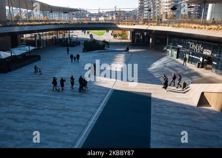 Vista del quartiere commerciale City Life, Milano, novembre 30 2019. Citylife è un quartiere residenziale, commerciale e affaristico in costruzione situato a breve distanza dal centro storico di Milano, Italia; ha una superficie di 36,6 ettari (90 acri). Lo sviluppo è stato realizzato da una società controllata dal Gruppo generali, che ha vinto la gara internazionale per la ristrutturazione dello storico quartiere di Fiera Milano con un'offerta di 523 milioni di euro. Il progetto è stato progettato dai famosi architetti Zaha Hadid, Arata Isozaki e Daniel Libeskind. (Foto di Mairo Cinquetti/NurPh Foto Stock