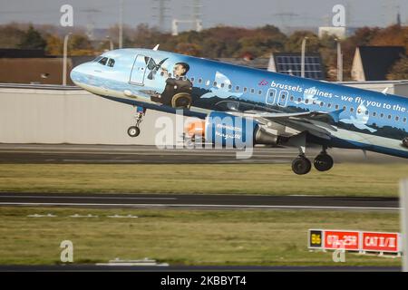 Brussels Airlines Airbus A320-200 come visto sulla tassiera che tassa e decolli dall'aeroporto nazionale Zaventem Bruxelles il 19 novembre 2019. L'aereo ha la registrazione OO-SNC ed è dipinto in uno schema di livrea di colori speciali '' icone belghe - Rene Margitte ''. Brussels Airlines SN bel BEELINE è il vettore di bandiera del Belgio e la più grande compagnia aerea del paese, con sede nella capitale belga Brussel - Nationaal Airport BRU EBBR ed è membro dell'alleanza aerea Star Alliance del Gruppo Lufthansa. (Foto di Nicolas Economou/NurPhoto) Foto Stock