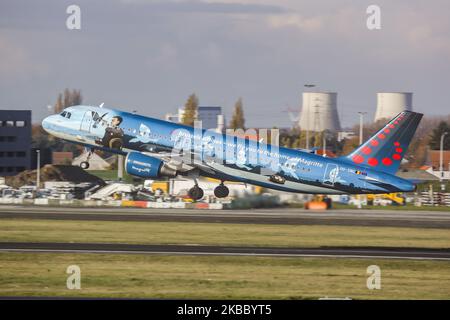 Brussels Airlines Airbus A320-200 come visto sulla tassiera che tassa e decolli dall'aeroporto nazionale Zaventem Bruxelles il 19 novembre 2019. L'aereo ha la registrazione OO-SNC ed è dipinto in uno schema di livrea di colori speciali '' icone belghe - Rene Margitte ''. Brussels Airlines SN bel BEELINE è il vettore di bandiera del Belgio e la più grande compagnia aerea del paese, con sede nella capitale belga Brussel - Nationaal Airport BRU EBBR ed è membro dell'alleanza aerea Star Alliance del Gruppo Lufthansa. (Foto di Nicolas Economou/NurPhoto) Foto Stock