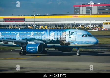 Brussels Airlines Airbus A320-200 come visto sulla tassiera che tassa e decolli dall'aeroporto nazionale Zaventem Bruxelles il 19 novembre 2019. L'aereo ha la registrazione OO-SNC ed è dipinto in uno schema di livrea di colori speciali '' icone belghe - Rene Margitte ''. Brussels Airlines SN bel BEELINE è il vettore di bandiera del Belgio e la più grande compagnia aerea del paese, con sede nella capitale belga Brussel - Nationaal Airport BRU EBBR ed è membro dell'alleanza aerea Star Alliance del Gruppo Lufthansa. (Foto di Nicolas Economou/NurPhoto) Foto Stock