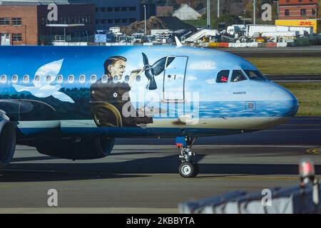 Brussels Airlines Airbus A320-200 come visto sulla tassiera che tassa e decolli dall'aeroporto nazionale Zaventem Bruxelles il 19 novembre 2019. L'aereo ha la registrazione OO-SNC ed è dipinto in uno schema di livrea di colori speciali '' icone belghe - Rene Margitte ''. Brussels Airlines SN bel BEELINE è il vettore di bandiera del Belgio e la più grande compagnia aerea del paese, con sede nella capitale belga Brussel - Nationaal Airport BRU EBBR ed è membro dell'alleanza aerea Star Alliance del Gruppo Lufthansa. (Foto di Nicolas Economou/NurPhoto) Foto Stock