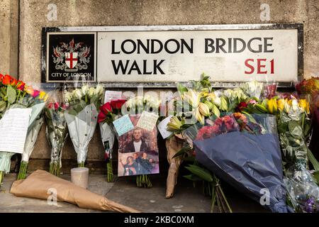 I membri del pubblico lasciano fiori e note di Arrivederci sulla scena dell'attacco terroristico del ponte di Londra del 29 2019 novembre a Londra, Inghilterra, 1 dicembre 2019. Dopo tre giorni di indagini il London Bridge rimane chiuso e il numero delle forze di polizia guarda il sito. Due persone sono state uccise nell'attacco e un certo numero è stato ferito. (Foto di Dominika Zarzycka/NurPhoto) Foto Stock