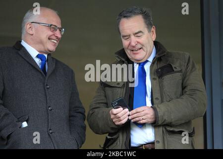 Sky Presenter e Hartlepool United President Jeff Stelling (R) e Hartlepool United Ian Stobieduring la fa Cup match tra Exeter City e Hartlepool United a St James' Park, Exeter domenica 1st dicembre 2019. (Foto di Mark Fletcher/MI News/NurPhoto) Foto Stock