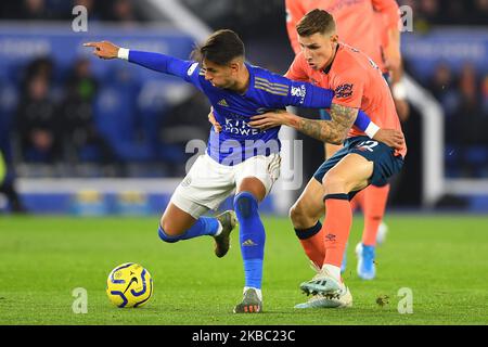 Ayoze Perez (17) di Leicester City combatte con Lucas Digne (12) di Everton durante la partita della Premier League tra Leicester City ed Everton al King Power Stadium di Leicester domenica 1st dicembre 2019. (Foto di Jon Hobley/ MI News/NurPhoto) Foto Stock