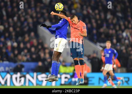 Richarlison (7) di Everton combatte con Wilfred Ndidi (25) di Leicester City durante la partita della Premier League tra Leicester City ed Everton al King Power Stadium di Leicester domenica 1st dicembre 2019. (Foto di Jon Hobley/ MI News/NurPhoto) Foto Stock