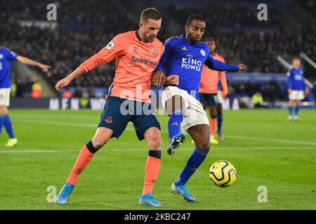 Ricardo Pereira (21) di Leicester City tiene il Gylfi Sigurosson (10) di Everton durante la partita della Premier League tra Leicester City ed Everton al King Power Stadium di Leicester domenica 1st dicembre 2019. (Foto di Jon Hobley/ MI News/NurPhoto) Foto Stock