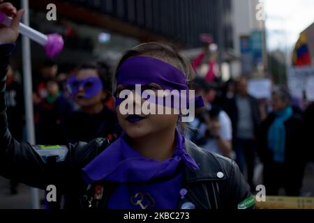 Gli indigeni e gli studenti colombiani protestano contro il governo del presidente colombiano Ivan Duque in occasione della disoccupazione nazionale a Bogotà, Colombia, il 1 dicembre 2019. (Foto di Vanessa Gonzalez/NurPhoto) Foto Stock