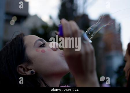 Gli indigeni e gli studenti colombiani protestano contro il governo del presidente colombiano Ivan Duque in occasione della disoccupazione nazionale a Bogotà, Colombia, il 1 dicembre 2019. (Foto di Vanessa Gonzalez/NurPhoto) Foto Stock