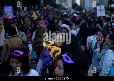 Gli indigeni e gli studenti colombiani protestano contro il governo del presidente colombiano Ivan Duque in occasione della disoccupazione nazionale a Bogotà, Colombia, il 1 dicembre 2019. (Foto di Vanessa Gonzalez/NurPhoto) Foto Stock