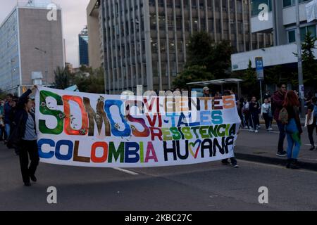 Gli indigeni e gli studenti colombiani protestano contro il governo del presidente colombiano Ivan Duque in occasione della disoccupazione nazionale a Bogotà, Colombia, il 1 dicembre 2019. (Foto di Vanessa Gonzalez/NurPhoto) Foto Stock