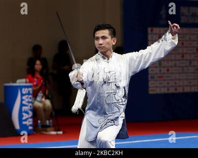 Choon come Loh della Malesia esegue la sua routine per il concorso taijijiano di Wushu Men per i Giochi MARINI del 30th tenutisi a Manila il 2 dicembre 2019. Loh ha confezionato la medaglia d'oro. (Foto di George Calvelo/NurPhoto) Foto Stock