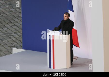 Il presidente francese Emmanuel Macron parla durante una cerimonia di tributo il 2 dicembre 2019 al monumento Invalides, a Parigi, per i 13 soldati francesi uccisi in Mali. Nel suo più grande funerale militare degli ultimi decenni, la Francia onora 13 soldati uccisi quando i loro elicotteri si sono scontrati sul Mali, mentre in missione combattono estremisti affiliati al gruppo dello Stato islamico. (Foto di Michel Stoupak/NurPhoto) Foto Stock