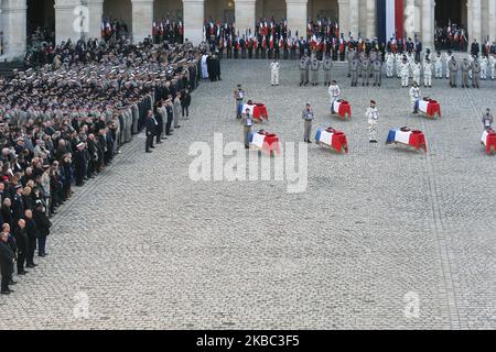 Soldati, funzionari e parenti partecipano alla cerimonia di tributo il 2 dicembre 2019 al monumento Invalides, a Parigi, per i 13 soldati francesi uccisi in Mali. Nel suo più grande funerale militare degli ultimi decenni, la Francia onora 13 soldati uccisi quando i loro elicotteri si sono scontrati sul Mali, mentre in missione combattono estremisti affiliati al gruppo dello Stato islamico. (Foto di Michel Stoupak/NurPhoto) Foto Stock