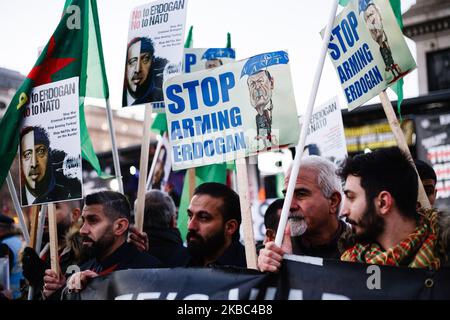 Gli attivisti anti-Turchia e anti-Erdogan prendono parte a una protesta contro la NATO e il presidente degli Stati Uniti Donald Trump a Trafalgar Square a Londra, in Inghilterra, il 3 dicembre 2019. Il presidente Trump è arrivato nel Regno Unito in una visita di tre giorni la scorsa notte, soprattutto per partecipare al vertice NATO di domani a Watford. Stasera partecipa a un ricevimento per i leader della NATO con la Regina Elisabetta a Buckingham Palace. (Foto di David Cliff/NurPhoto) Foto Stock