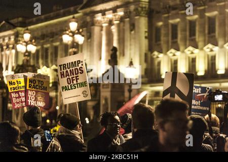 I manifestanti all'ingresso di Buckingham Palace, detengono bandiere e striscioni anti-Trump durante una manifestazione contro il vertice NATO del 70th° anniversario celebrato a Londra. (Foto di Celestino Arce/NurPhoto) Foto Stock