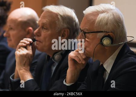 (L-R) Bartlomiej Wroblewski, membro del Parlamento polacco (Sejm) e presidente del gruppo parlamentare tedesco-polacco, partito di diritto e giustizia, Jean-Marc Ayrault, ex primo ministro e ministro degli Affari esteri francese, E Hans-Gert Pottering, ex presidente del Parlamento europeo, ha visto durante un dibattito "affrontare crescenti divisioni delle società europee" all'Auditorium Maximum dell'Università Jagellonica di Cracovia. (Foto di Artur Widak/NurPhoto) Foto Stock