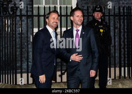 Il primo ministro lussemburghese Xavier Bettel (L) e suo marito Gauthier Destenay arrivano al 10 di Downing Street per assistere a un ricevimento dei leader della NATO ospitato dal primo ministro britannico Boris Johnson il 03 dicembre 2019 a Londra, Inghilterra, In vista del vertice principale che si terrà domani per commemorare il 70th° anniversario della NATO. (Foto di Wiktor Szymanowicz/NurPhoto) Foto Stock