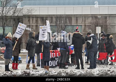 Gli insegnanti delle scuole superiori dell'Ontario hanno tenuto uno sciopero di 1 giorni il 04 dicembre 2019 a Toronto, Ontario, Canada. Gli insegnanti pubblici della scuola superiore dell'Ontario hanno abbandonato il lavoro per un giorno mentre i negoziati tra la loro Unione e la provincia rimangono fermi. L'Ontario Secondary School Teachers' Federation (OSSTF) ha lanciato lo sciopero a mezzanotte Martedì notte come circa 40.000 insegnanti di scuola superiore e 20.000 personale di supporto rappresentato dal sindacato ha abbandonato il lavoro Mercoledì. (Foto di Creative Touch Imaging Ltd./NurPhoto) Foto Stock