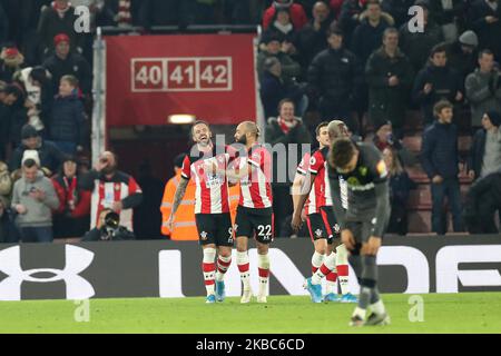 Southampton Danny Ings festeggia con Nathan Redmond dopo aver segnato il primo gol durante la partita della Premier League tra Southampton e Norwich City al St Mary's Stadium di Southampton mercoledì 4th dicembre 2019. (Foto di Jon Bromley/MI News/NurPhoto) Foto Stock