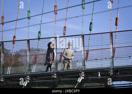 Il re svedese Carl XVI Gustaf e la regina Silvia camminano sul ponte RAM Jhula sul fiume Ganga a Rishikesh, Uttarakhand, India il 5 dicembre 2019. (Foto di Indraneel Chowdhury/NurPhoto) Foto Stock