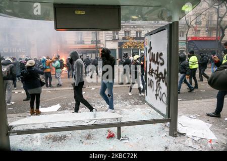 Un banco di autobus è distrutto e contrassegnati con le parole << Kill a poliziotto >> durante una demontration per protestare contro la revisione delle pensioni, a Parigi, il 5 dicembre 2019 come parte di uno sciopero generale nazionale. Treni cancellati, scuole chiuse: La Francia ha rimescolato per fare piani di emergenza per un enorme sciopero contro le revisioni delle pensioni che pone una delle più grandi sfide ancora alla spinta di riforma del presidente francese. (Foto di Michel Stoupak/NurPhoto) Foto Stock