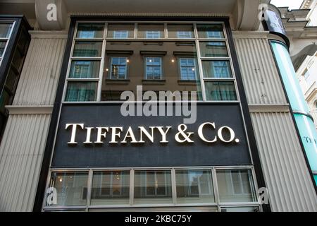 Tiffany & Co. O Tiffany's store a Vienna, Austria, nella zona commerciale più prestigiosa del centro di Vienna, chiamata anche Golden U a Kohlmarkt Street Strasse. In precedenza, la posizione di numerosi gioiellieri, marchi internazionali di lusso e boutique. Tiffany's è un marchio americano di gioielli di lusso. L'edificio storico della 5th Ave a New York e il logo di Tiffany sono diventati famosi e conosciuti in tutto il mondo dal film iconico Breakfast at Tiffany's con Audrey Hepburn dal 1961. Gioielli di Tiffany e iconica confezione blu regalo chiamato robin-uovo / uccelli-uovo in mostra presso lo sto Foto Stock
