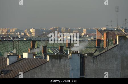 Una vista sul tetto della Città Vecchia di Cracovia, durante un allarme di smog il 5 dicembre, con l'indice di qualità dell'aria (AQI) per PM2,5 oltre 170. Giovedì 5 dicembre 2019, a Cracovia, Malopolskie Voivodato, Polonia. (Foto di Artur Widak/NurPhoto) Foto Stock