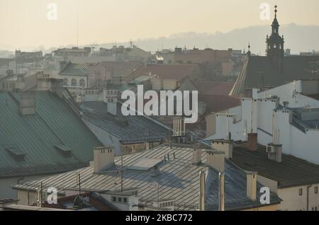 Una vista sul tetto della Città Vecchia di Cracovia, durante un allarme di smog il 5 dicembre, con l'indice di qualità dell'aria (AQI) per PM2,5 oltre 170. Giovedì 5 dicembre 2019, a Cracovia, Malopolskie Voivodato, Polonia. (Foto di Artur Widak/NurPhoto) Foto Stock