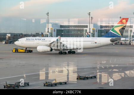 Aereo South African Airways Airbus A330 (A330-243) visto il 19 novembre 2019 all'aeroporto internazionale di Monaco MUC EDDM chiamato Franz Josef Strauss, Flughafen Munchen, capitale della Baviera, Germania. Il velivolo ha la registrazione ZS-SXX con motori a reazione RR 2x. South African Airlines SA SAA SPRINGBOK è una compagnia aerea di bandiera del Sudafrica, membro della Star Alliance con sede a Airways Park presso l'aeroporto internazionale O.R Tambo di Johannesburg, hub JNB. (Foto di Nicolas Economou/NurPhoto) Foto Stock