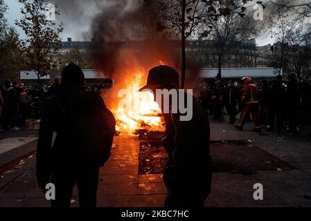 I dimostranti si riuniscono intorno ad un incendio di pallet, scooter e biciclette accese sulla Place de la République giovedì 5 dicembre 2019, primo giorno di uno sciopero importante contro le riforme pensionistiche, è stata annunciata a Parigi una grande manifestazione. Circa 65.000 persone hanno camminato tra la Gare de l'Est e Place de la Nation. Gli scontri tra poliziotti e manifestanti si sono verificati in Place de la République e al termine della manifestazione. (Foto di Samuel Boivin/NurPhoto) Foto Stock