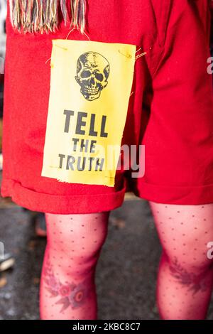 I membri dell'organizzazione ambientale Extension Rebellion protestano di fronte alla sede del partito conservatore a Londra, Inghilterra, il 6 dicembre 2019. L'organizzazione organizza la cosiddetta operazione Big Bird, dove i manifestanti marciano con una statua di un uccello che nasconde la sua testa in sabbia per illustrare un atteggiamento dei politici verso l'emergenza ambientale. L’organizzazione protesta per esercitare pressioni sui politici prima delle elezioni generali nel Regno Unito. (Foto di Dominika Zarzycka/NurPhoto) Foto Stock