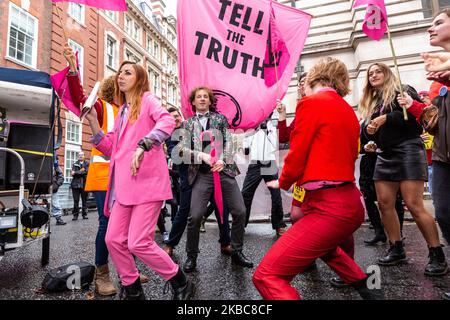 I membri dell'organizzazione ambientale Extension Rebellion protestano di fronte alla sede del partito conservatore a Londra, Inghilterra, il 6 dicembre 2019. L'organizzazione organizza la cosiddetta operazione Big Bird, dove i manifestanti marciano con una statua di un uccello che nasconde la sua testa in sabbia per illustrare un atteggiamento dei politici verso l'emergenza ambientale. L’organizzazione protesta per esercitare pressioni sui politici prima delle elezioni generali nel Regno Unito. (Foto di Dominika Zarzycka/NurPhoto) Foto Stock