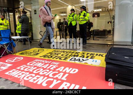 I membri dell'organizzazione ambientale Extension Rebellion protestano di fronte alla sede del partito laburista a Londra, Inghilterra, il 6 dicembre 2019. L'organizzazione organizza la cosiddetta operazione Big Bird, dove i manifestanti marciano con una statua di un uccello che nasconde la sua testa in sabbia per illustrare un atteggiamento dei politici verso l'emergenza ambientale. L’organizzazione protesta per esercitare pressioni sui politici prima delle elezioni generali nel Regno Unito. (Foto di Dominika Zarzycka/NurPhoto) Foto Stock