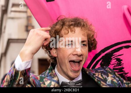 I membri dell'organizzazione ambientale Extension Rebellion protestano di fronte alla sede del partito conservatore a Londra, Inghilterra, il 6 dicembre 2019. L'organizzazione organizza la cosiddetta operazione Big Bird, dove i manifestanti marciano con una statua di un uccello che nasconde la sua testa in sabbia per illustrare un atteggiamento dei politici verso l'emergenza ambientale. L’organizzazione protesta per esercitare pressioni sui politici prima delle elezioni generali nel Regno Unito. (Foto di Dominika Zarzycka/NurPhoto) Foto Stock