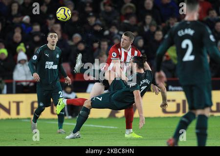 Andy Carroll di Newcastle United in azione con Jack o'Connell di Sheffield United durante la partita della Premier League tra Sheffield United e Newcastle United a Bramall Lane, Sheffield, giovedì 5th dicembre 2019. (Foto di Mark Fletcher/MI News/NurPhoto) Foto Stock
