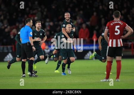 Jonjo Shelvey festeggia con il suo Andy Carroll dopo aver segnato il 2nd° gol di Newcastle United, sostenuto dal VAR durante la partita della Premier League tra Sheffield United e Newcastle United a Bramall Lane, Sheffield, giovedì 5th dicembre 2019. (Foto di Mark Fletcher/MI News/NurPhoto) Foto Stock