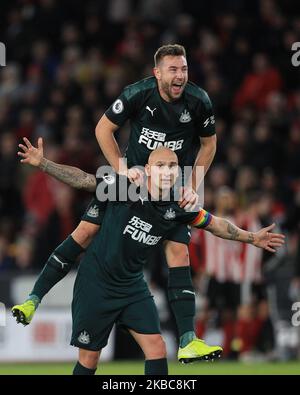 Jonjo Shelvey festeggia con Paul Dummett dopo aver segnato il 2nd° gol di Newcastle United, sostenuto dal VAR durante la partita della Premier League tra Sheffield United e Newcastle United a Bramall Lane, Sheffield, giovedì 5th dicembre 2019. (Foto di Mark Fletcher/MI News/NurPhoto) Foto Stock