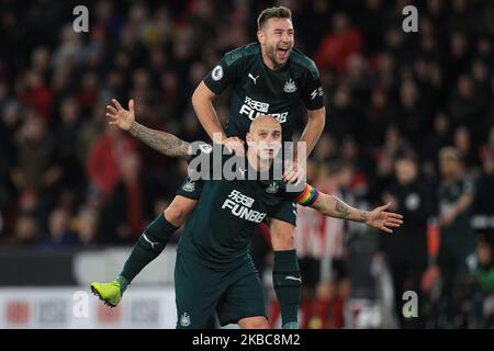 Jonjo Shelvey festeggia con Paul Dummett dopo aver segnato il 2nd° gol di Newcastle United, sostenuto dal VAR durante la partita della Premier League tra Sheffield United e Newcastle United a Bramall Lane, Sheffield, giovedì 5th dicembre 2019. (Foto di Mark Fletcher/MI News/NurPhoto) Foto Stock