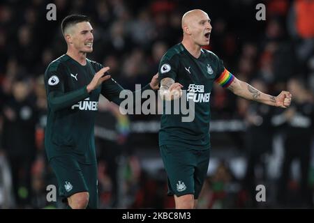 Jonjo Shelvey festeggia con Ciaran Clark dopo aver segnato il 2nd° gol del Newcastle United, sostenuto dal VAR durante la partita della Premier League tra Sheffield United e Newcastle United a Bramall Lane, Sheffield, giovedì 5th dicembre 2019. (Foto di Mark Fletcher/MI News/NurPhoto) Foto Stock