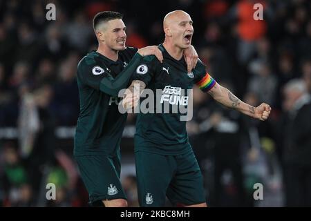 Jonjo Shelvey festeggia con Ciaran Clark dopo aver segnato il 2nd° gol del Newcastle United, sostenuto dal VAR durante la partita della Premier League tra Sheffield United e Newcastle United a Bramall Lane, Sheffield, giovedì 5th dicembre 2019. (Foto di Mark Fletcher/MI News/NurPhoto) Foto Stock