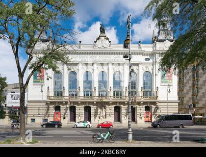 Il famoso Theater des Westens dal 1896, sede di musical nel quartiere Charlottenburg di Berlino Foto Stock