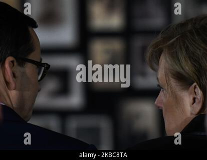 La cancelliera tedesca Angela Merkel guarda Mateusz Morawiecki, primo ministro polacco, all'interno della costruzione della cosiddetta 'Sauna' durante la sua visita all'ex campo di concentramento e sterminio tedesco nazista Auschwitz II Birkenau. Venerdì 6 dicembre 2019, nel campo di Auschwitz, Oswiecim, Polonia. (Foto di Artur Widak/NurPhoto) Foto Stock