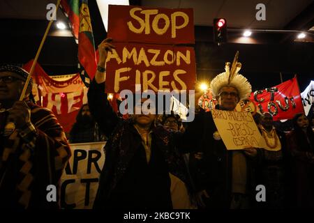 Un protestore indigeno è visto tenendo un cartello durante la marcia globale per il clima a Madrid, Spagna, il 6 dicembre 2019 (Foto di Guillermo Santos/NurPhoto) Foto Stock