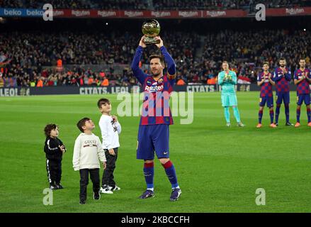 Messi offre ai tifosi la Golden Ball durante la partita tra il FC Barcelona e il Real Club Deportivo Mallorca, corrispondente alla settimana 16 della Liga Santander, il 07th dicembre 2019, a Barcellona, Spagna. (Foto: Joan Valls/Urbanandsport /NurPhoto) Foto Stock