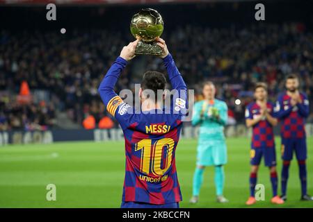 Messi offre ai tifosi la Golden Ball durante la partita tra il FC Barcelona e il Real Club Deportivo Mallorca, corrispondente alla settimana 16 della Liga Santander, il 07th dicembre 2019, a Barcellona, Spagna. (Foto: Joan Valls/Urbanandsport /NurPhoto) Foto Stock