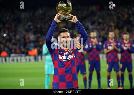 Messi offre ai tifosi la Golden Ball durante la partita tra il FC Barcelona e il Real Club Deportivo Mallorca, corrispondente alla settimana 16 della Liga Santander, il 07th dicembre 2019, a Barcellona, Spagna. (Foto: Joan Valls/Urbanandsport /NurPhoto) Foto Stock