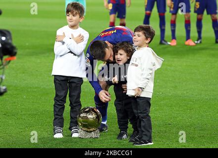 Messi offre ai tifosi la Golden Ball durante la partita tra il FC Barcelona e il Real Club Deportivo Mallorca, corrispondente alla settimana 16 della Liga Santander, il 07th dicembre 2019, a Barcellona, Spagna. (Foto: Joan Valls/Urbanandsport /NurPhoto) Foto Stock