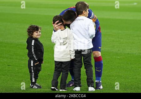 Messi offre ai tifosi la Golden Ball durante la partita tra il FC Barcelona e il Real Club Deportivo Mallorca, corrispondente alla settimana 16 della Liga Santander, il 07th dicembre 2019, a Barcellona, Spagna. (Foto: Joan Valls/Urbanandsport /NurPhoto) Foto Stock