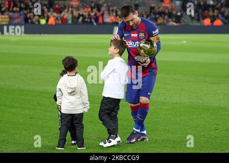 Messi offre ai tifosi la Golden Ball durante la partita tra il FC Barcelona e il Real Club Deportivo Mallorca, corrispondente alla settimana 16 della Liga Santander, il 07th dicembre 2019, a Barcellona, Spagna. (Foto: Joan Valls/Urbanandsport /NurPhoto) Foto Stock